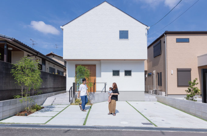 施工事例 / 吹き抜けが板張り勾配天井の、 三角屋根のナチュラルハウス