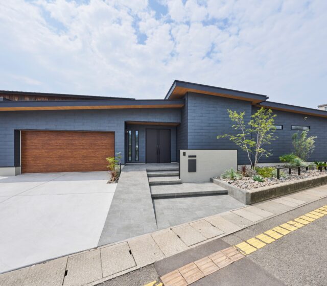 開放感のある高天井リビングと中庭がつながり空間の連続性がある平屋