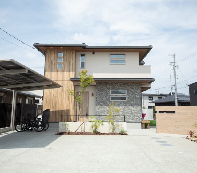 石目調と木目調がアクセント。深い軒で重厚感のあるモダンな外観の無垢の家
